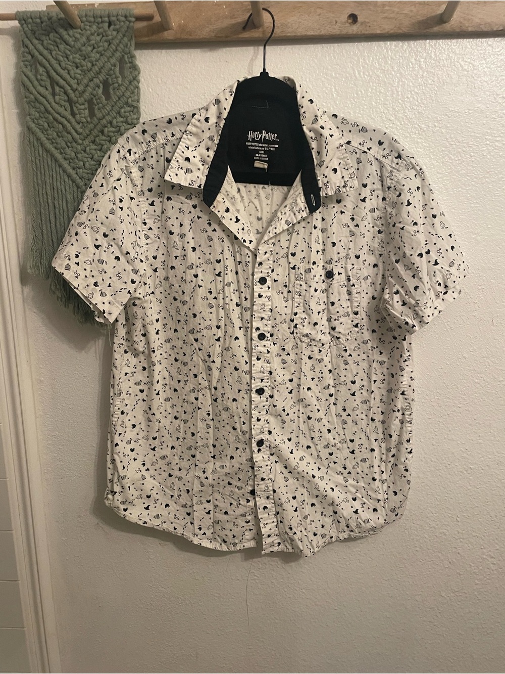 Warner Bros. White Short-Sleeve Button-Down Shirt with Black Print